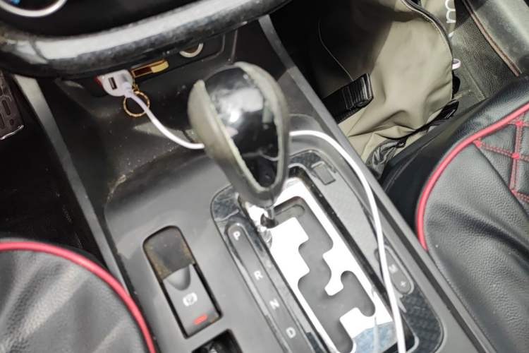 Used Bestune X80 2015 1.8T Automatic Sport Model Gear Lever