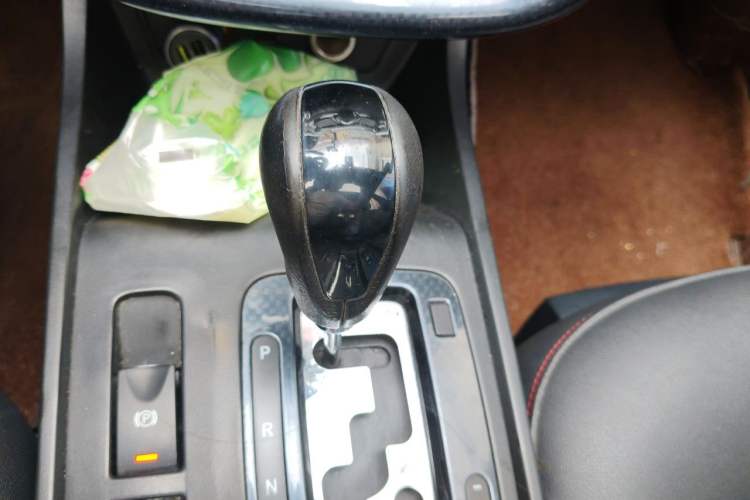 Used Bestune X80 2015 1.8T Automatic Sport Model Gear Lever