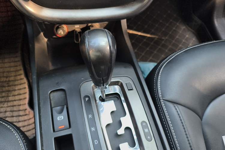 Used Bestune X80 2015 2.0L Automatic Comfort Anniversary Edition Gear Lever