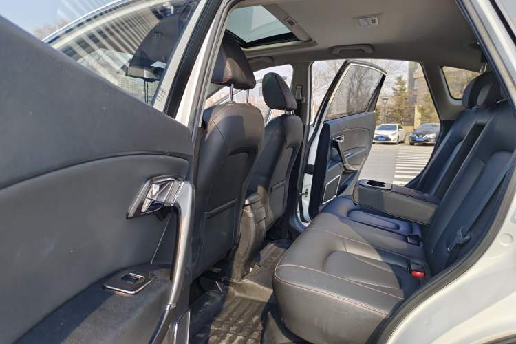Used Bestune X80 2015 2.0L automatic luxury version Interior 10
