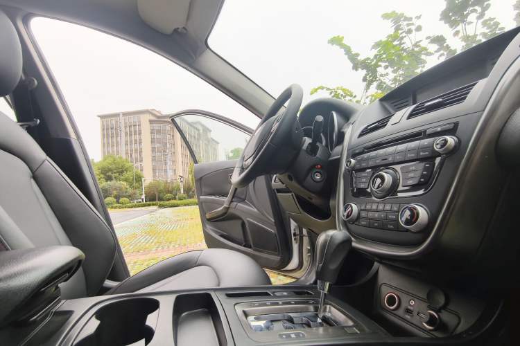 Used Bestune X80 2015 2.0L automatic luxury version Interior 10