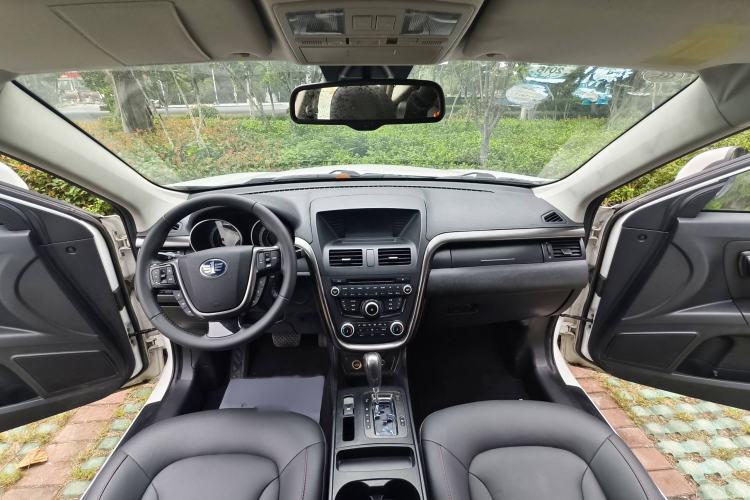 Used Bestune X80 2015 2.0L automatic luxury version Interior 11