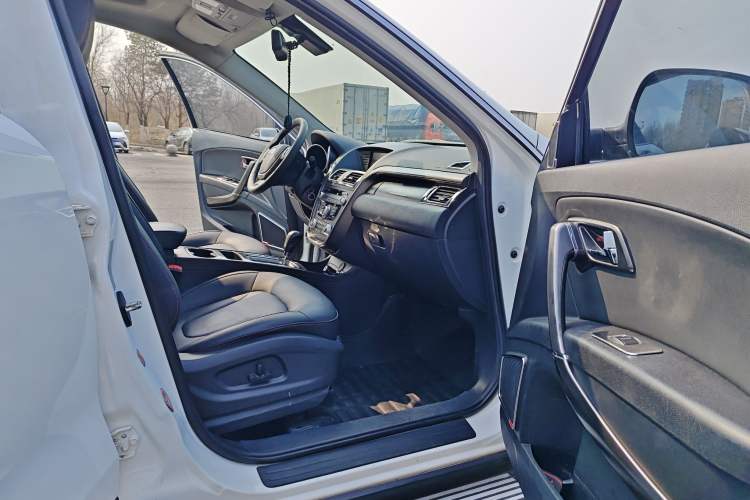 Used Bestune X80 2015 2.0L automatic luxury version Interior 12