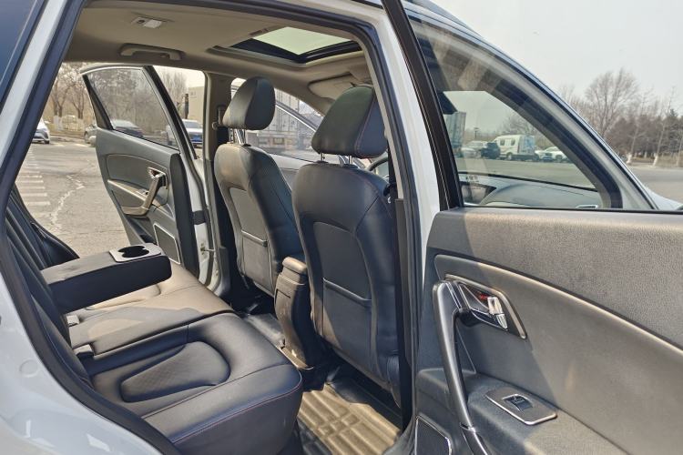 Used Bestune X80 2015 2.0L automatic luxury version Interior 13
