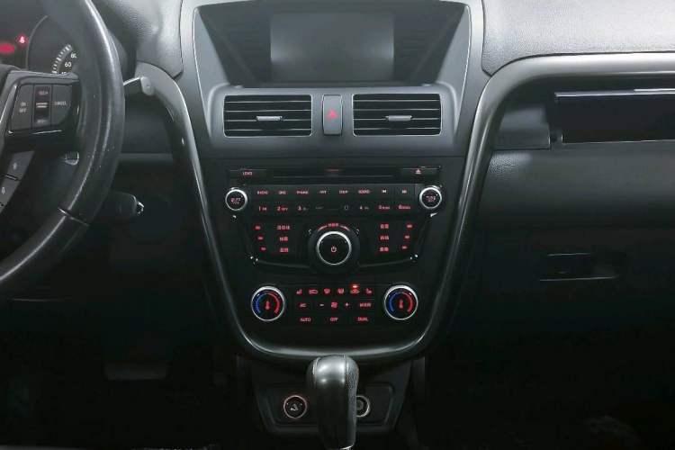 Used Bestune X80 2015 2.0L automatic luxury version Interior 2