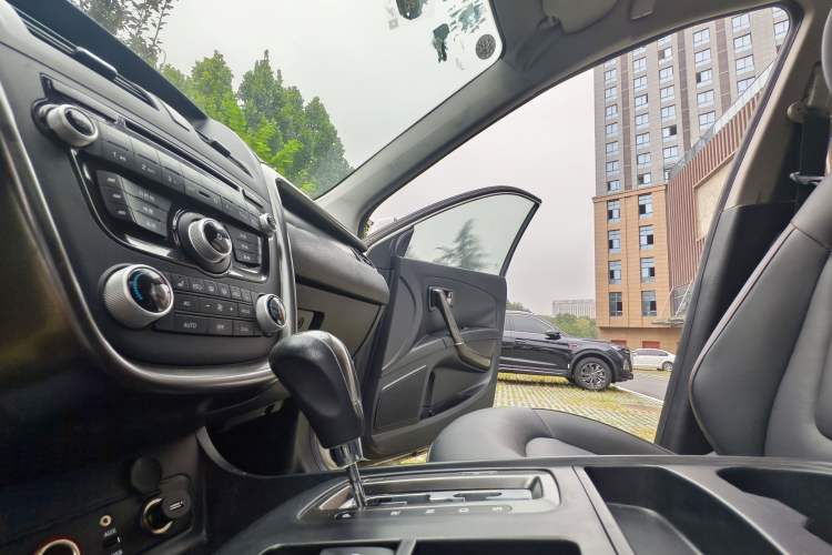 Used Bestune X80 2015 2.0L automatic luxury version Interior 2