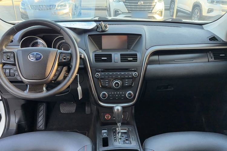 Used Bestune X80 2015 1.8T Automatic Luxury Model Interior 3
