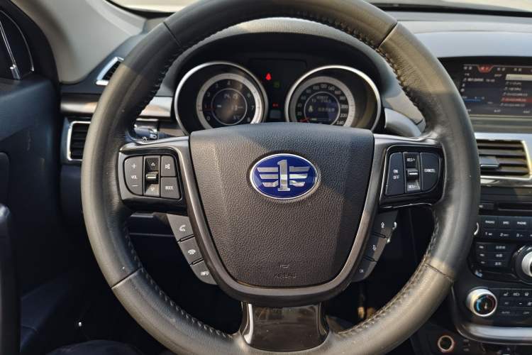 Used Bestune X80 2015 2.0L automatic luxury version Interior 4
