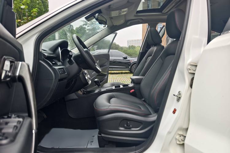Used Bestune X80 2015 2.0L automatic luxury version Interior 4