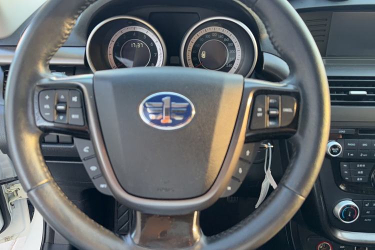 Used Bestune X80 2015 1.8T Automatic Luxury Model Interior 5