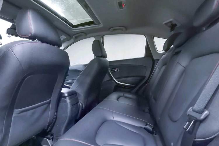 Used Bestune X80 2015 2.0L automatic luxury version Interior 5