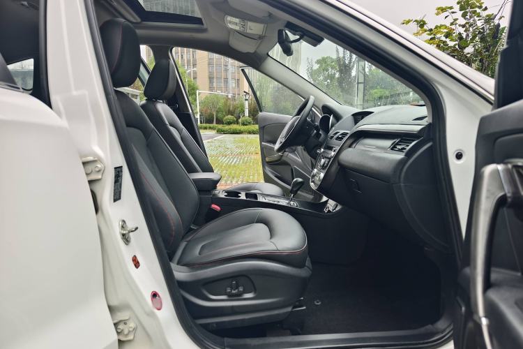 Used Bestune X80 2015 2.0L automatic luxury version Interior 5