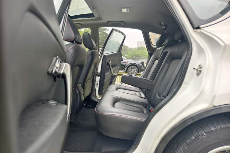 Used Bestune X80 2015 2.0L automatic luxury version Interior 6