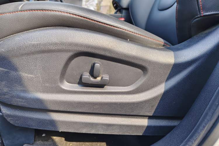Used Bestune X80 2015 2.0L automatic luxury version Interior 7