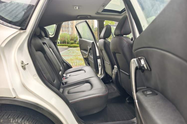 Used Bestune X80 2015 2.0L automatic luxury version Interior 7