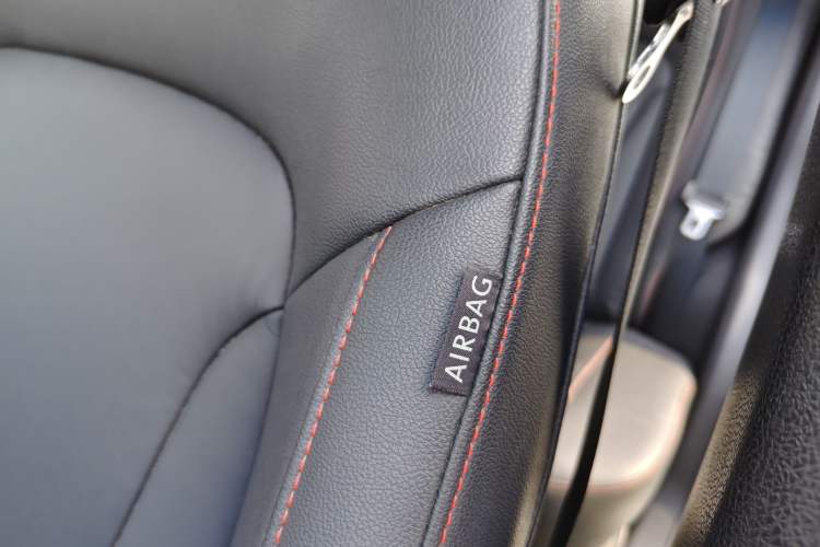 Used Bestune X80 2015 2.0L automatic luxury version Interior 8