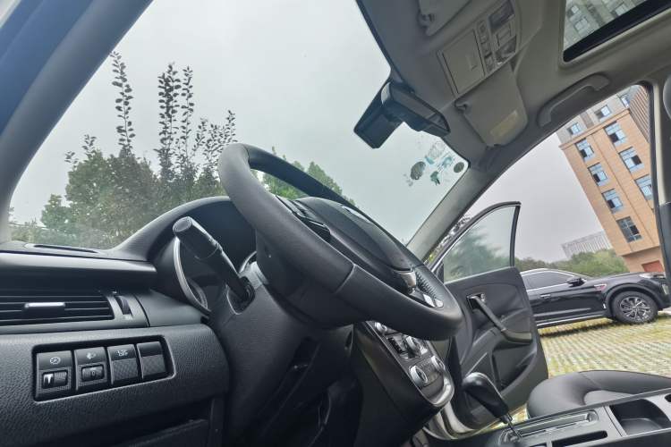 Used Bestune X80 2015 2.0L automatic luxury version Interior 8