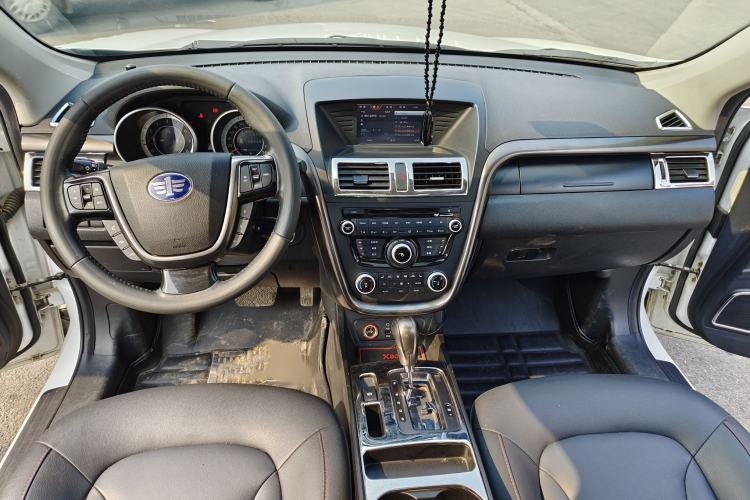 Used Bestune X80 2015 2.0L automatic luxury version Interior 9