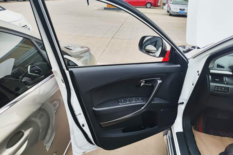 Used Bestune X80 2015 2.0L automatic comfort version Left Front Door Interior