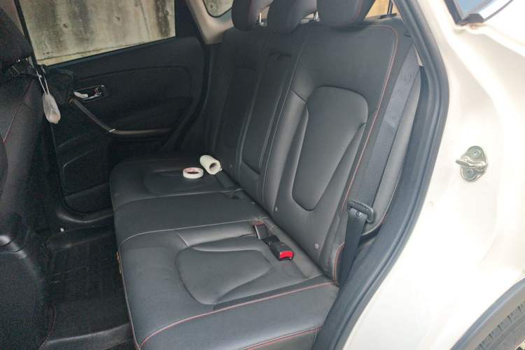 Used Bestune X80 2015 2.0L automatic luxury version Left Rear Seat