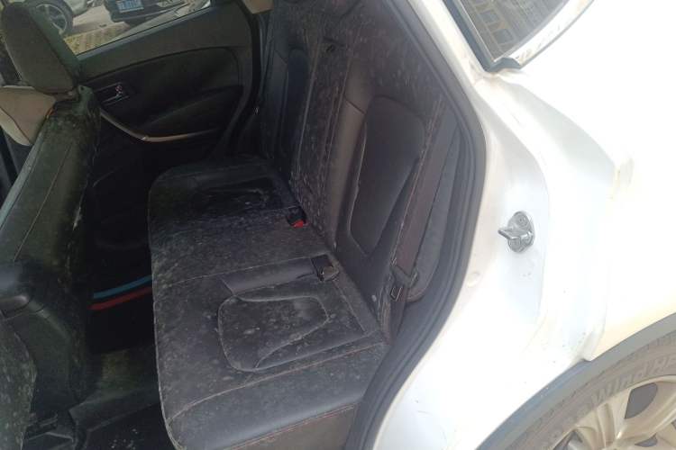 Used Bestune X80 2015 2.0L automatic luxury version Left Rear Seat