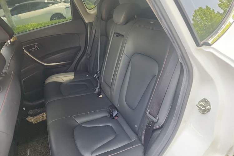 Used Bestune X80 2015 2.0L automatic luxury version Left Rear Seat