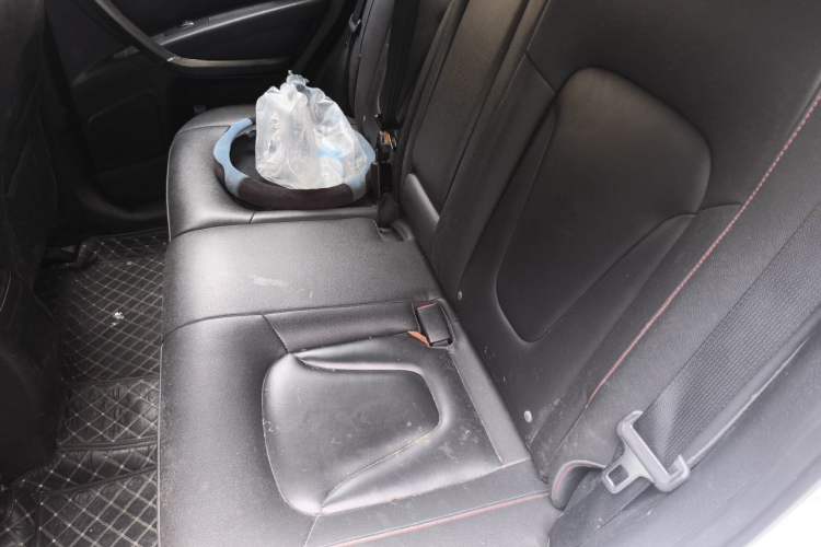 Used Bestune X80 2015 2.0L automatic luxury version Left Rear Seat