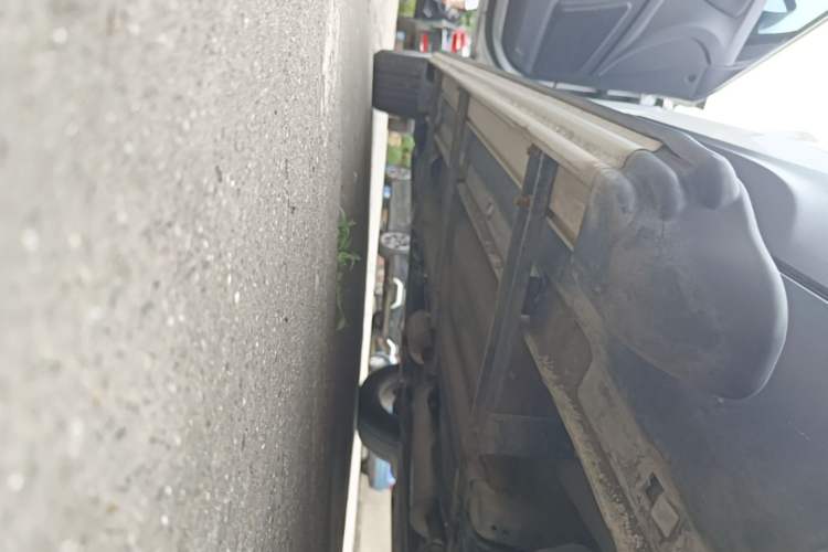 Used Bestune X80 2015 2.0L automatic luxury version Left Side Sill
