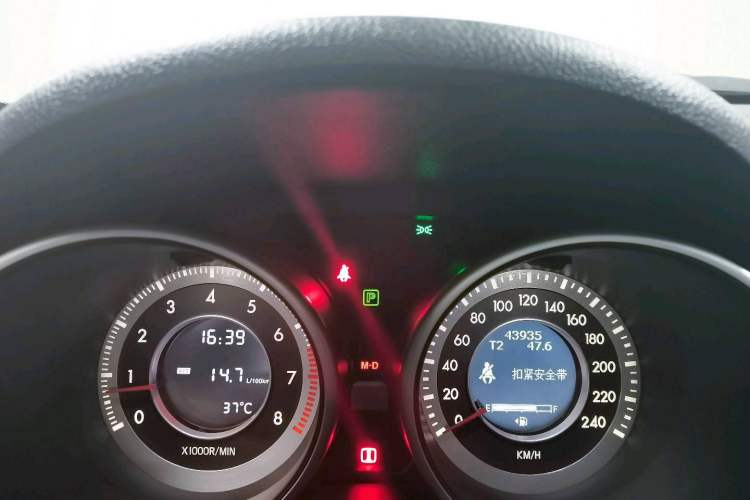 Used Bestune X80 2015 2.0L automatic luxury version Odometer Close Up