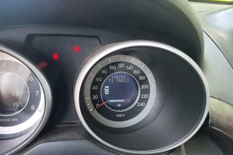 Used Bestune X80 2015 2.0L Manual Comfort 2nd Anniversary Edition Odometer Close Up