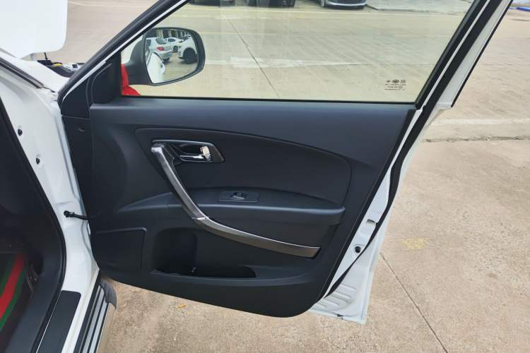 Used Bestune X80 2015 2.0L automatic comfort version Right Front Door Interior