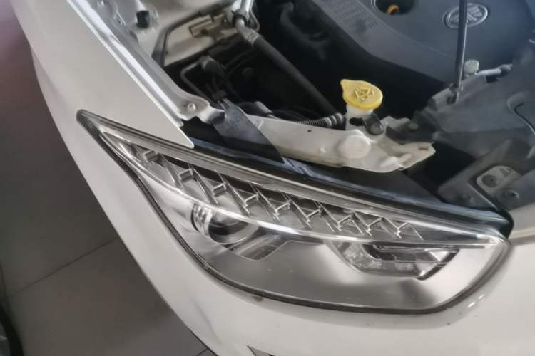 Used Bestune X80 2015 2.0L Automatic Comfort Anniversary Edition Right Front Headlight