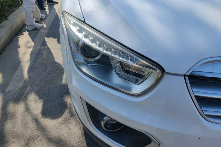 Used Bestune X80 2015 2.0L automatic luxury version Right Front Headlight