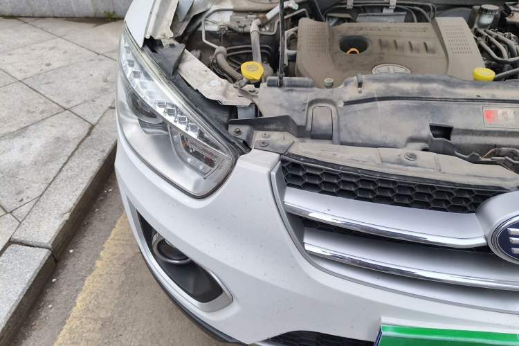 Used Bestune X80 2015 2.0L automatic luxury version Right Front Headlight
