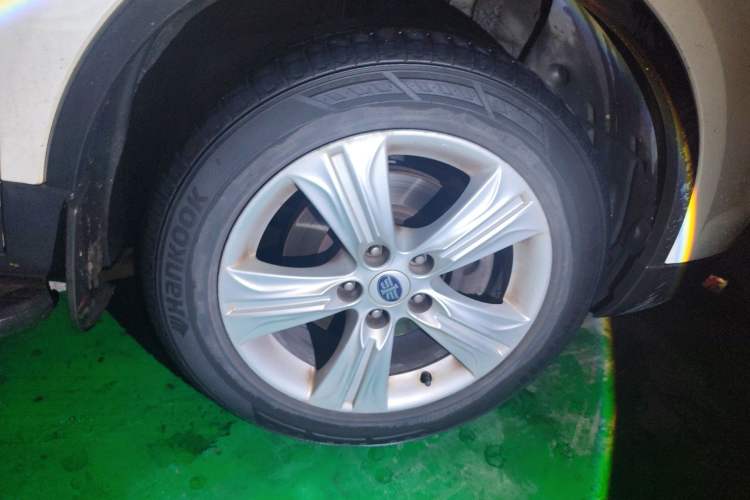 Used Bestune X80 2015 2.0L automatic comfort version Right Front Wheel Hub