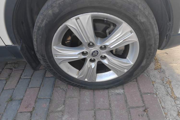 Used Bestune X80 2015 2.0L automatic luxury version Right Front Wheel Hub