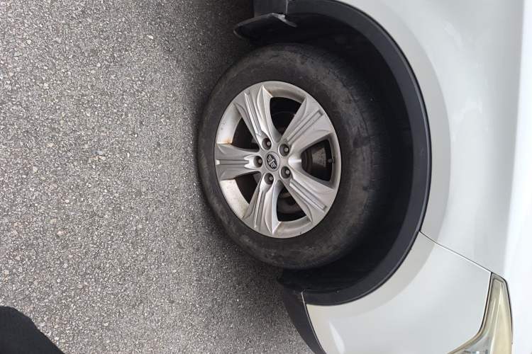 Used Bestune X80 2015 2.0L automatic luxury version Right Front Wheel Hub