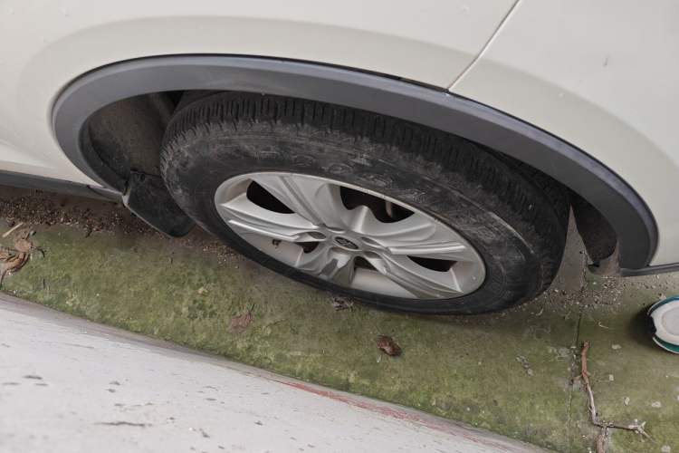 Used Bestune X80 2015 2.0L automatic luxury version Right Front Wheel Hub