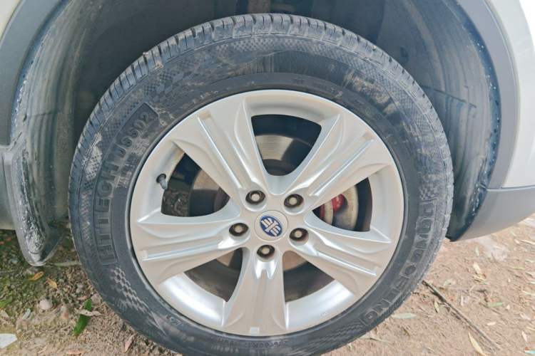Used Bestune X80 2015 2.0L automatic comfort version Right Front Wheel Hub