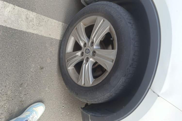 Used Bestune X80 2015 2.0L automatic luxury version Right Front Wheel Hub