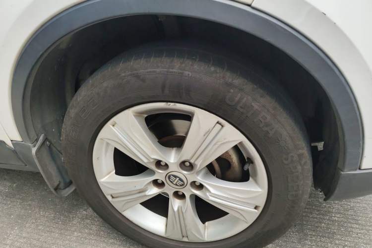 Used Bestune X80 2015 2.0L automatic comfort version Right Front Wheel Hub