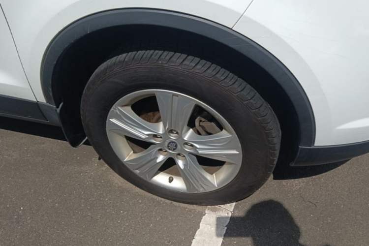 Used Bestune X80 2015 2.0L automatic luxury version Right Front Wheel Hub