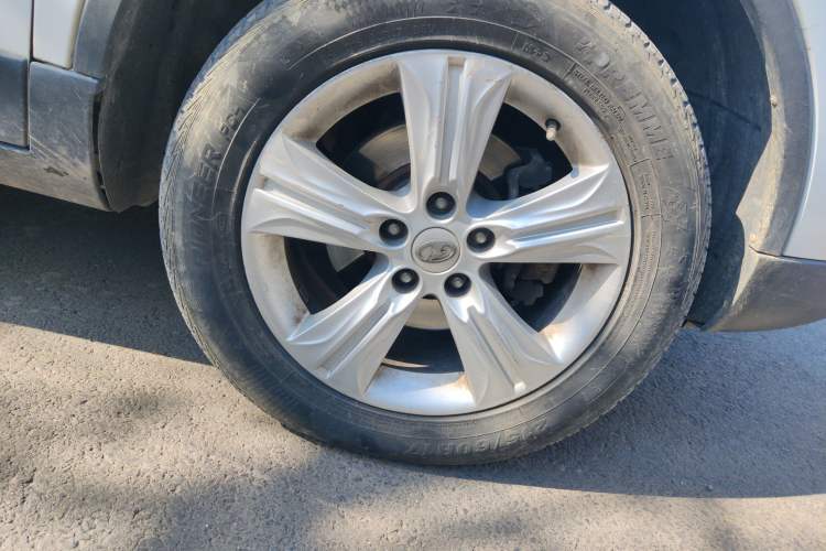 Used Bestune X80 2015 2.0L automatic luxury version Right Front Wheel Hub