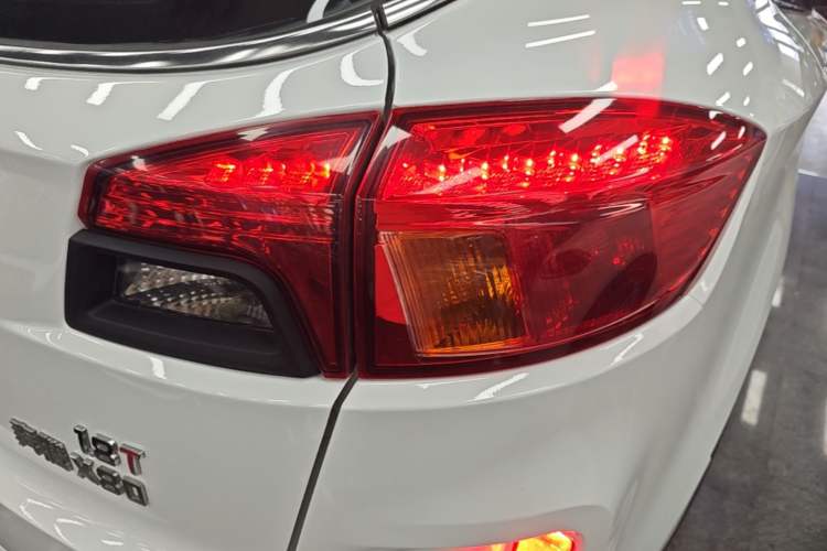 Used Bestune X80 2015 1.8T Automatic Sport Model Right Rear Taillight