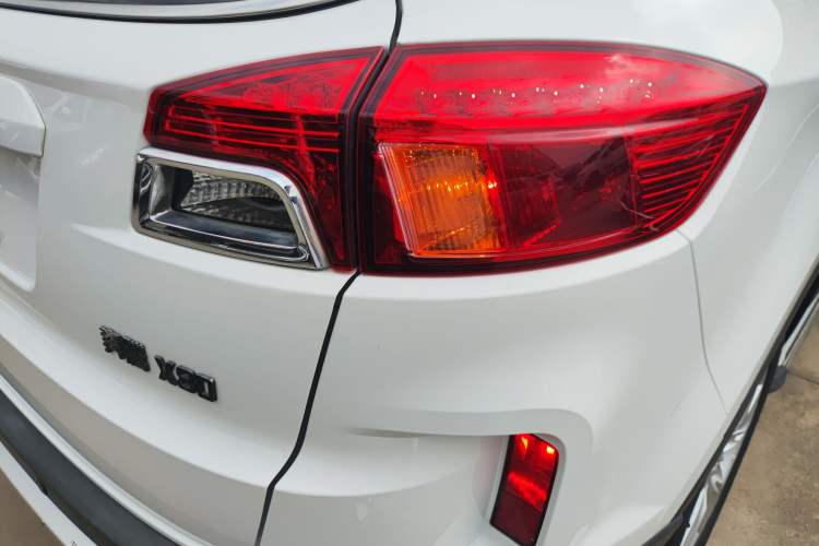Used Bestune X80 2015 2.0L automatic comfort version Right Rear Taillight