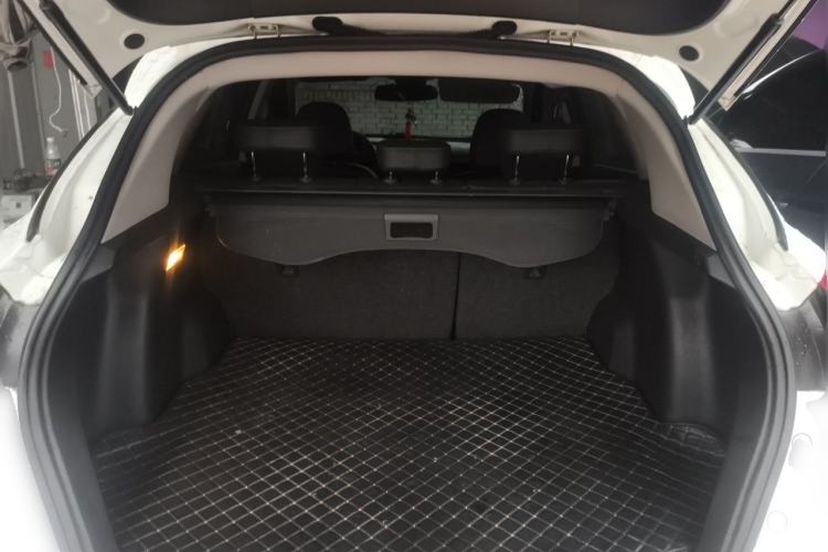 Used Bestune X80 2015 2.0L automatic luxury version Trunk