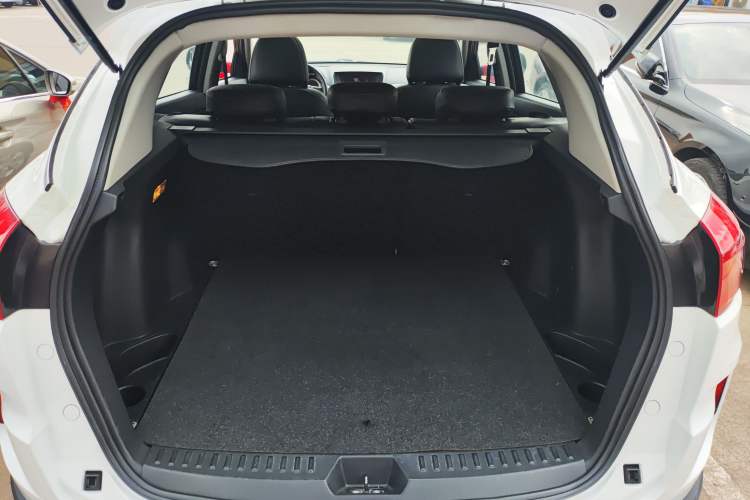 Used Bestune X80 2015 2.0L automatic comfort version Trunk