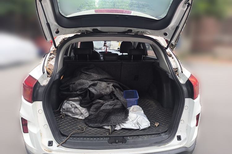 Used Bestune X80 2015 2.0L automatic luxury version Trunk