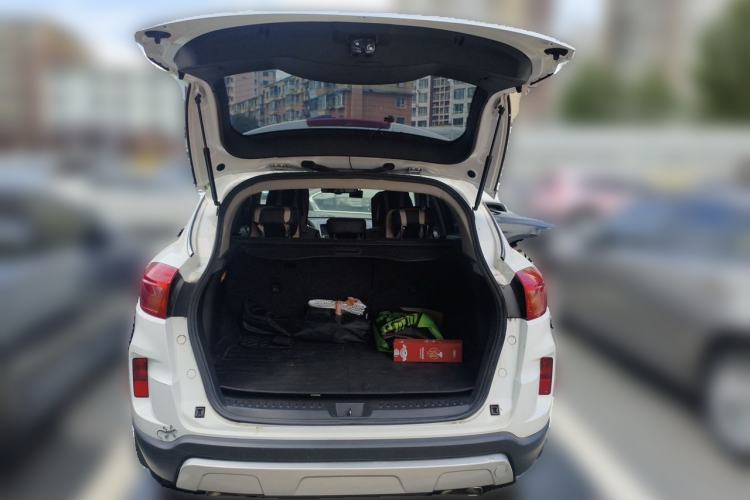 Used Bestune X80 2015 2.0L automatic luxury version Trunk