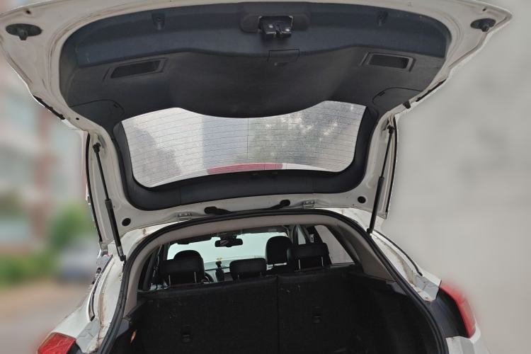 Used Bestune X80 2015 2.0L automatic luxury version Trunk